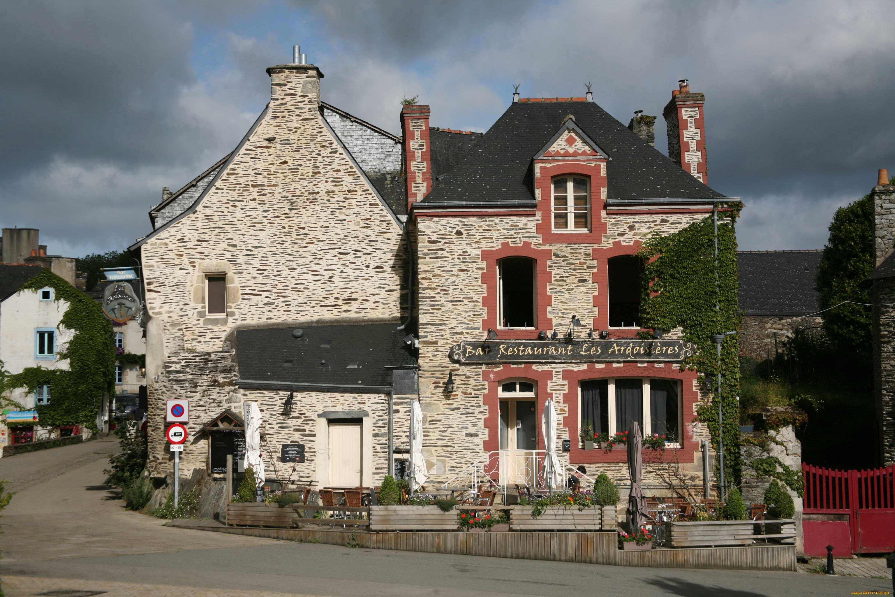 Франция дома фото. Французская деревня Ле Пульдю. Бретань Морбиан. Morbihan город во Франции. Дом в Бретани Франция.